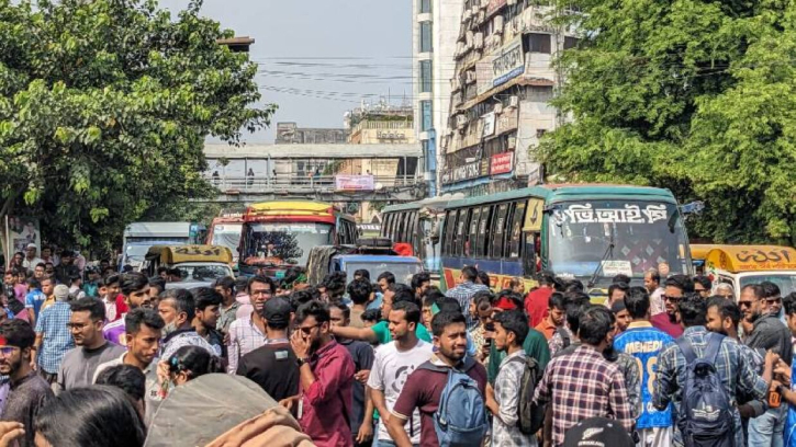 নীলক্ষেত-সাইন্সল্যাব মোড়ে সাত কলেজের শিক্ষার্থীদের অবস্থান, তীব্র যানজট