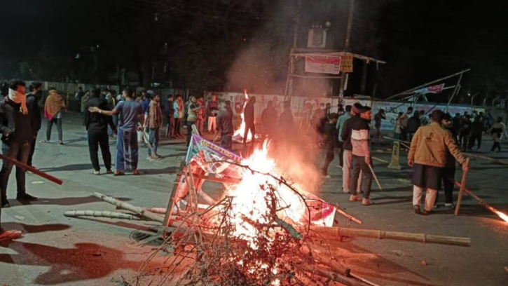 গভীর রাতে উত্তাল ঢাকা আলিয়া