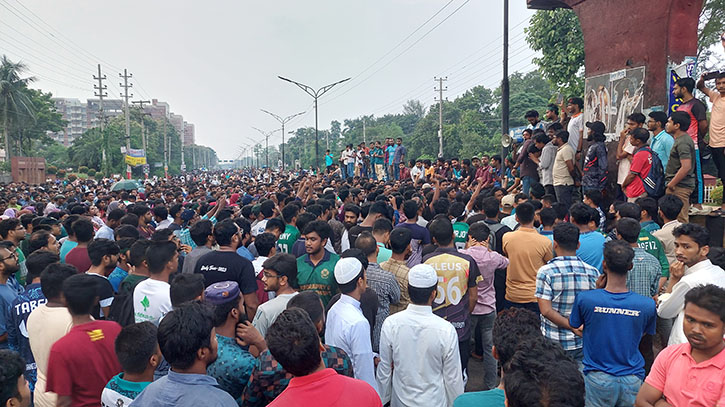 পুলিশি বাধা উপেক্ষা করে জাবি শিক্ষার্থীদের মহাসড়ক অবরোধ