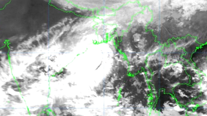 ধেয়ে আসছে ঘূর্ণিঝড়, খুলনা থেকে ৩৬৫ কিলোমিটার দূরে