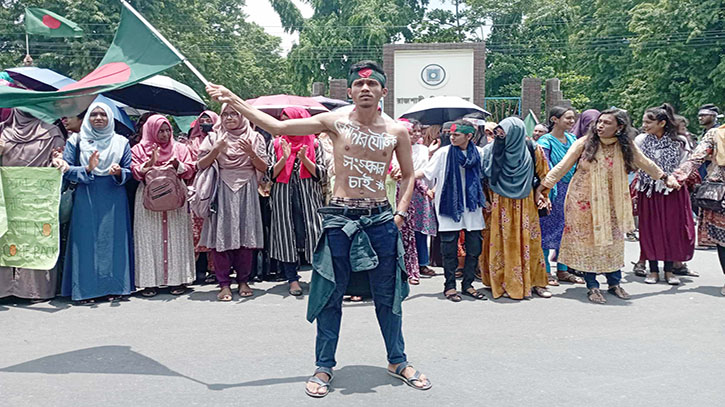 কোটা সংস্কার দাবিতে সড়ক অবরোধে রাবি শিক্ষার্থীরা