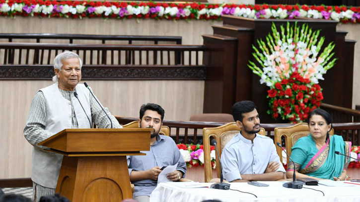 স্বপ্ন পূরণের আগে দমে যেও না : ছাত্রদের উদ্দেশে ড. ইউনূস