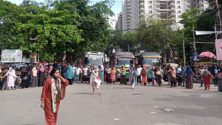 কোটা আন্দোলন:নীলক্ষেত মোড় অবরোধ ইডেন কলেজ ছাত্রীদের