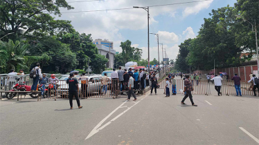 ৬ দফা দাবিতে সড়ক অবরোধ পলিটেকনিক শিক্ষার্থীদের