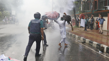 আন্দোলনরত শিক্ষকদের ওপর পুলিশের লাঠিচার্জ, জল কামান