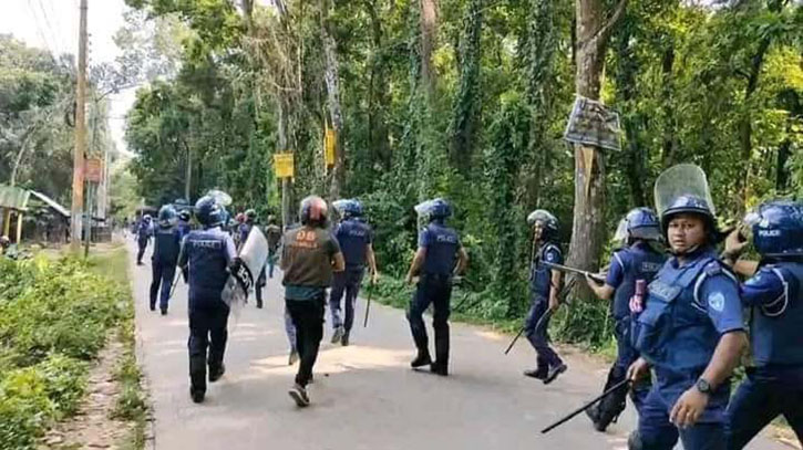 পুলিশের হামলা উপেক্ষা করে কুবি শিক্ষার্থীদের মহাসড়ক অবরোধ, আহত অর্ধশতাধিক