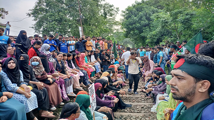 বিক্ষোভে উত্তাল রাবি, রেললাইন অবরোধ